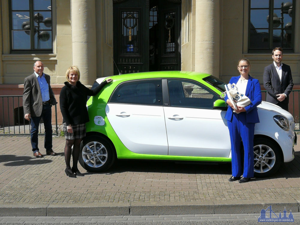 v.l.n.r.: Werner Bohrer, Geschäftsführer der Stadtwerke Völklingen Vertrieb GmbH und der Energie-Dienstleistung Völklingen GmbH, Christiane Blatt, Oberbürgermeisterin der Stadt Völklingen, Jenny Ungericht, Fachdienstleiterin VHS, Kultur, Sport, Archiv und Stadtbibliothek und Julian Wollscheidt, Geschäftsführer der Stadtwerke Völklingen Holding GmbH 