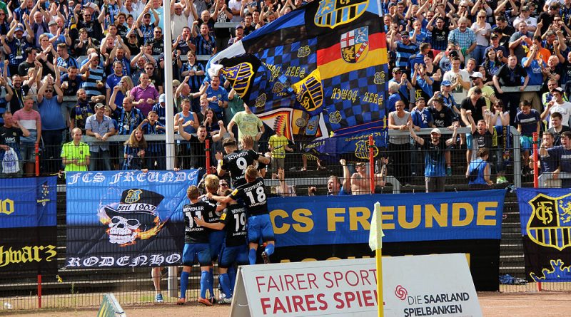 Torjubel bei den Fans (Foto: Hell)