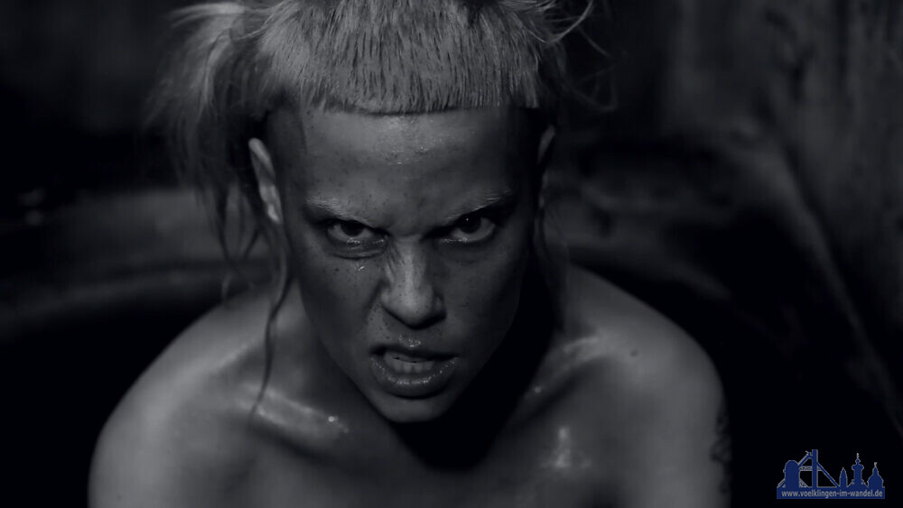 Die Antwoord — I Fink U Freeky, 2012, Südafrika, Videostill Das Musikvideo des White-Trash-Rap-Rave-Duos Die Antwoord ist ein großer Sirenengesang zu Technobeats, bei dem ein saturierter Westen in die eigenen Abgründe blicken kann. Entsprechend gut passt dazu die düstere semi-dokumentarische Fotokunst des US-Amerikaners Roger Ballen, der hier sogar als Co-Regisseur aktiv war. © Roger Ballen
