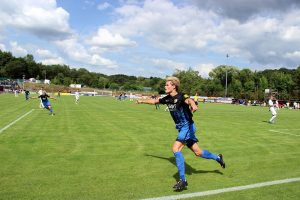 Vorlangengeber Kevin Behrens feiert das 1:0 (Foto: Hell)