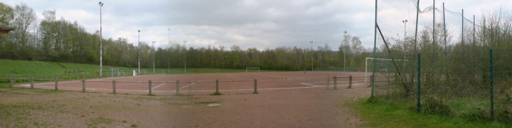 Der sog. "Rote Platz" oberhalb des Hermann-Neuberger-Stadions