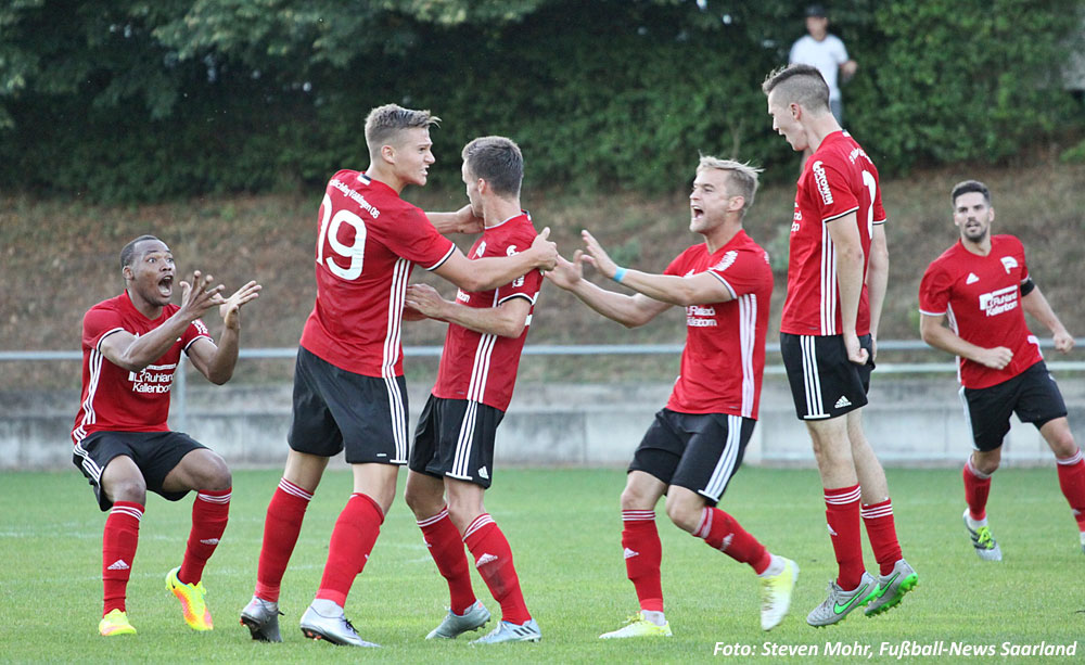 Die Spieler des SV Röchling Völklingen bejubeln den Führungstreffer (Foto: Steven Mohr, Fußball-News Saarland)