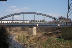 Der Zug erreicht die Saarbrücke bei Völklingen 1990 ist Völklingen © I. Weidig