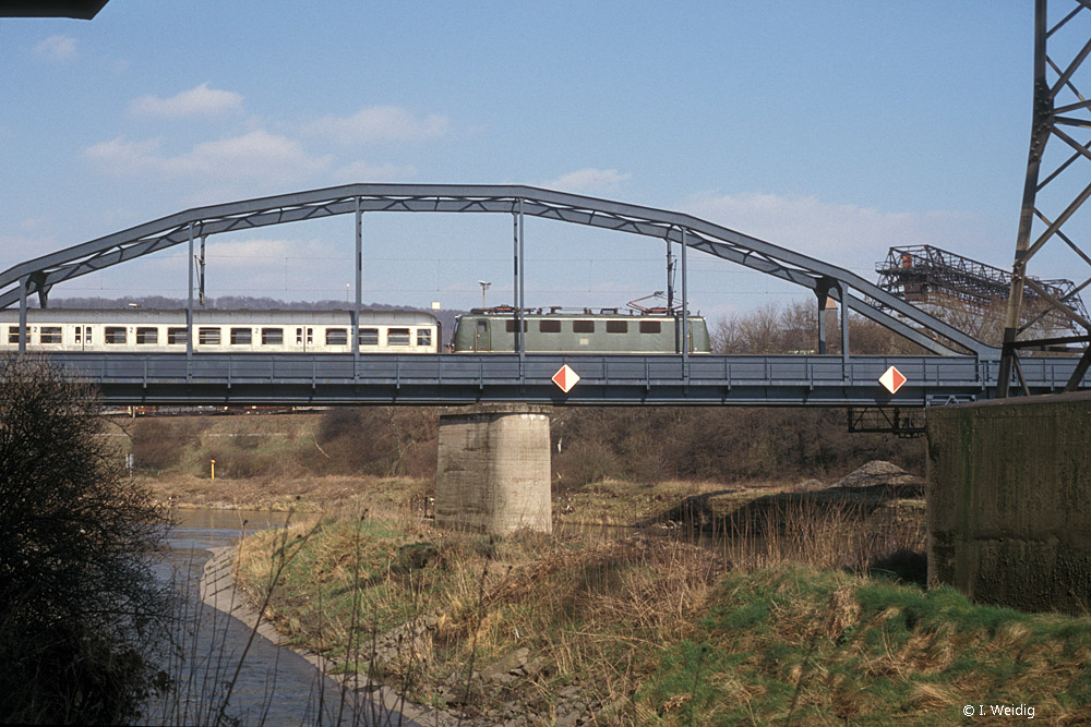 Der Zug erreicht die Saarbrücke bei Völklingen 1990 ist Völklingen © I. Weidig