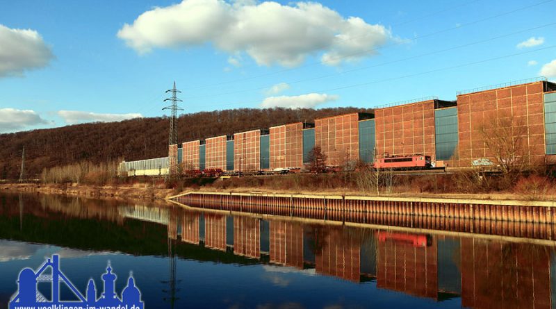 Ein Zug mit Torpedowagen erreicht Völklingen