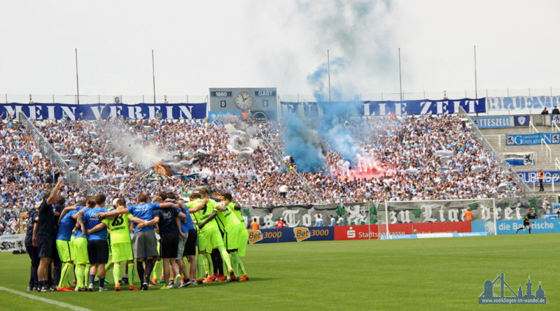 Teambuilding vor dem Anpfiff - im Hintergrund Pyro der 1860-Fans (Foto: Hell)