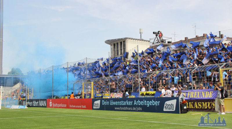 Mit dem Anpfiff gab es etwas blauen Rauch im Gästeblock, nicht vergleichbar mit dem was die Fans der Gastgeber zündeten! (Foto: Hell)