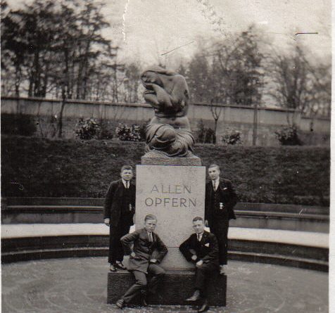 Weinende Mutter am Ehrenfriedhof Völklingen 1930er © Strempel