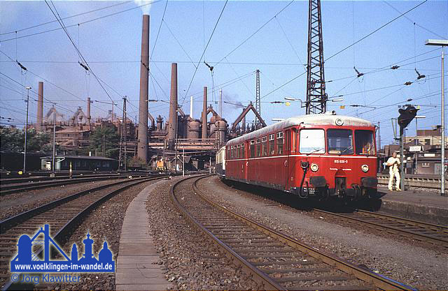 Am 29. September 1985 fuhr ein Sonderzug aus 515/815 auf der Köllertalbahn Völklingen- Lebach. Anlass war die Einstellung des Personenverkehrs auf der Gesamtstrecke. Hier steht der Sonderzug mit 2x 515 und 2x 815 des Bw Worms abfahrbereit auf Gleis 5 vor der imposanten Kulisse der ebenfalls um diese Zeit stillgelegten Völklinger Hütte. © Jörg Klawitter