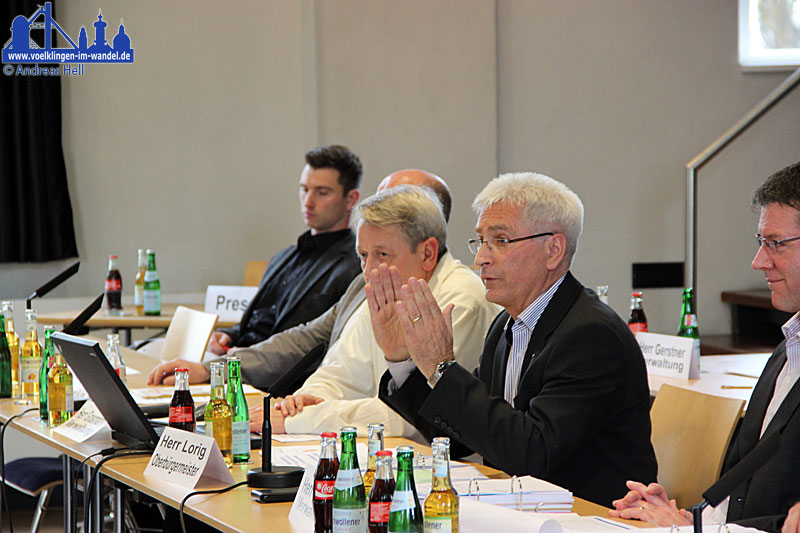 Klaus Lorig erläutert in einer Bürgerversammlung die Haushaltslage Klaus Lorig erläutert in einer Bürgerversammlung die Haushaltslage