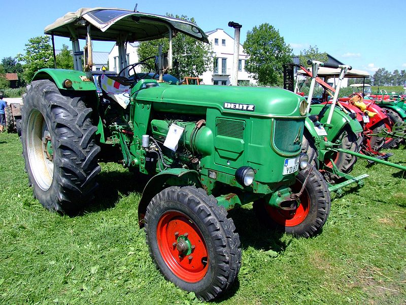 Historischer Traktor des Typs Deutz D 8005, Baujahr 1965 tHistorischer Traktor des Typs Deutz D 8005, Baujahr 1965