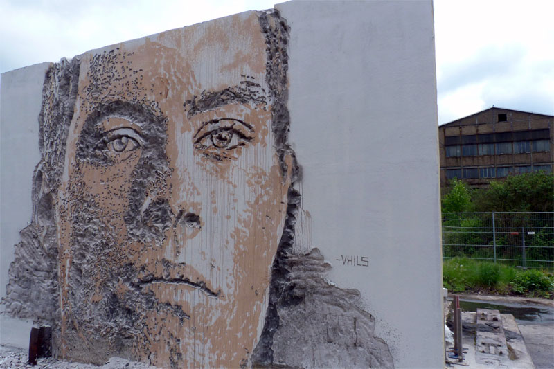 Kunstwerk des portugiesischen Künstlers Vhils Kunstwerk des portugiesischen Künstlers Vhils im Industrie-Landschaftsgarten "Das Paradies" des Weltkulturerbes Völklinger Hütte im Rahmen der "UrbanArt Biennale® 2013" Copyright: Weltkulturerbe Völklinger Hütte/Karl Heinrich Veith