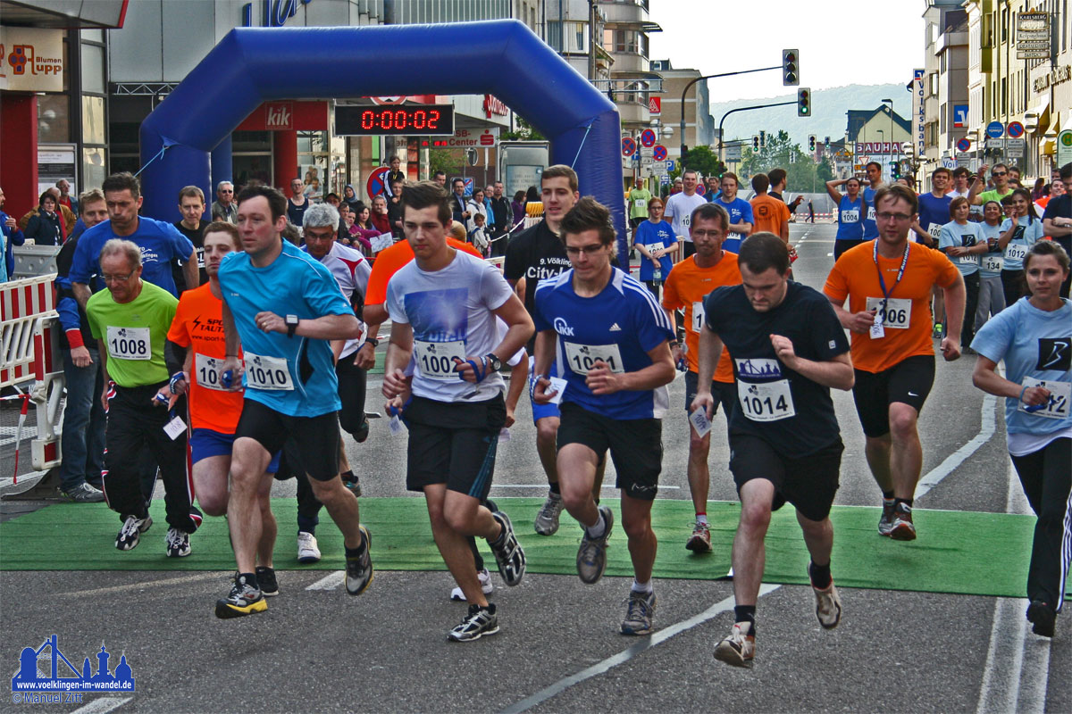 Start zur Wohltätigkeitsstaffel über 3x1000 Meter Start zur Wohltätigkeitsstaffel über 3x1000 Meter