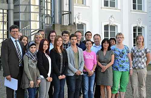 Bildunterschrift: Regionalverbandsdirektor Peter Gillo (links) begrüßt die neuen Auszubildenden vorm Saarbrücker Schloss (mit Eva-Maria Lehne-Bernd, Leiterin Personalamt, 4.v.r. / Bernhard Willems, Ausbildungsleiter, 5.v.r. / Daniela Wickmann-Eisinger, Personalrat, 2.v.r.) Foto: Regionalverband / Lars Weber