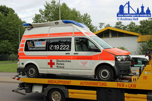 Der beschädigte Rettungswagen beim Abtransport.