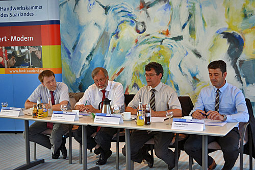 Foto: (vlnr) Jürgen Haßdenteufel, Vorsitzender der Geschäftsführung der Agentur für Arbeit, Georg Brenner, HWK-Hautgeschäftsführer, Peter Gillo, Regionalverbandsdirektor, Thomas Gramm, Geschäftsführer Jobcenter Saarbrücken