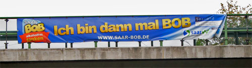 BOB-Banner an einer Autobahnbrücke