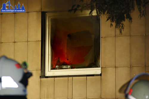 Feuer im Fenster eines Hochhauses