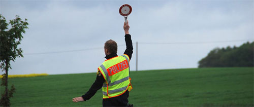 Ein Polizist stoppt einen Verkehrsteilnehmer - Symbolfoto: saarnews-tv.de