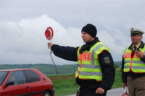 Die Polizei bei einer Verkehskontrolle - Symbolfoto: saarnews-tv.de