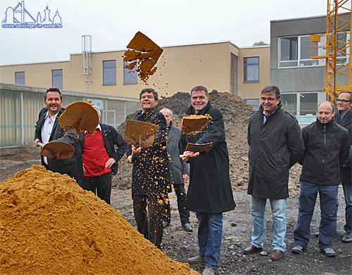 Beim offiziellen Spatenstich: Dr. Eric Grandjean (stellv. Schulleitung), Peter Gillo (Regionalverbands Direktor) und Michael Weber (Architekt)