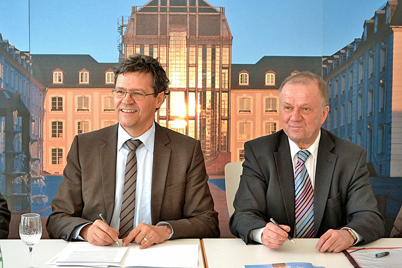 Bildunterschrift: Regionalverbandsdirektor Peter Gillo und SHG-Geschäftsführer Alfons Vogtel unterschreiben die Vereinbarung im Saarbrücker Schloss Bild: Regionalverband