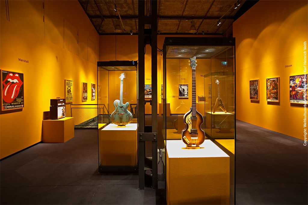 Die Ausstellung "Pop emotion! E-Gitarre" in der "PopGalerie" des Weltkulturerbes Völklinger Hütte Im Vordergrund: von Paul McCartney signierter Höfner-"Beatles"-Bass; links: verzierte Sonderanfertigung, hinten rechts: "Flying V" aus dem Besitz von "Scorpions-Gitarrist" Rudolf Schenker, davor gespielt von Pete Townshend (The Who) Copyright: Weltkulturerbe Völklinger Hütte/Karl Heinrich Veith