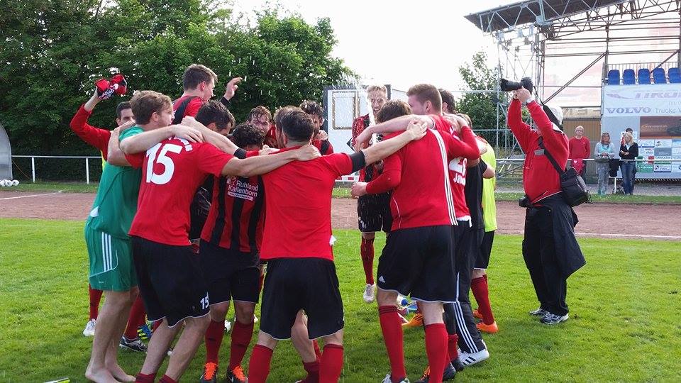 Die Spieler feiern den Klassenerhalt! (Foto: Stephanie Meiser)