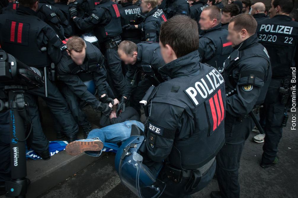 Die Polizei muss am Rande eines Trauerzugs einer rechtsradikalen Vereinigung gegen linksautonome durchgreifen (Foto: Dominik Bund)