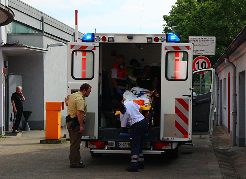 Abtransport eines der verletzten Kinder