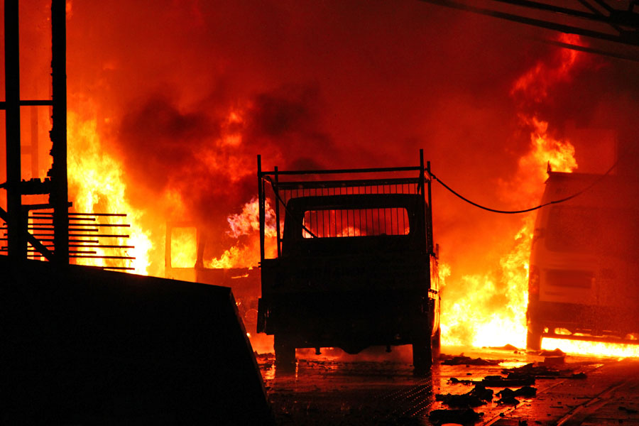 Mehere Lieferwagen in Vollbrand - Explosionen schallen durch das Rosseltal (Foto: A.Hell)