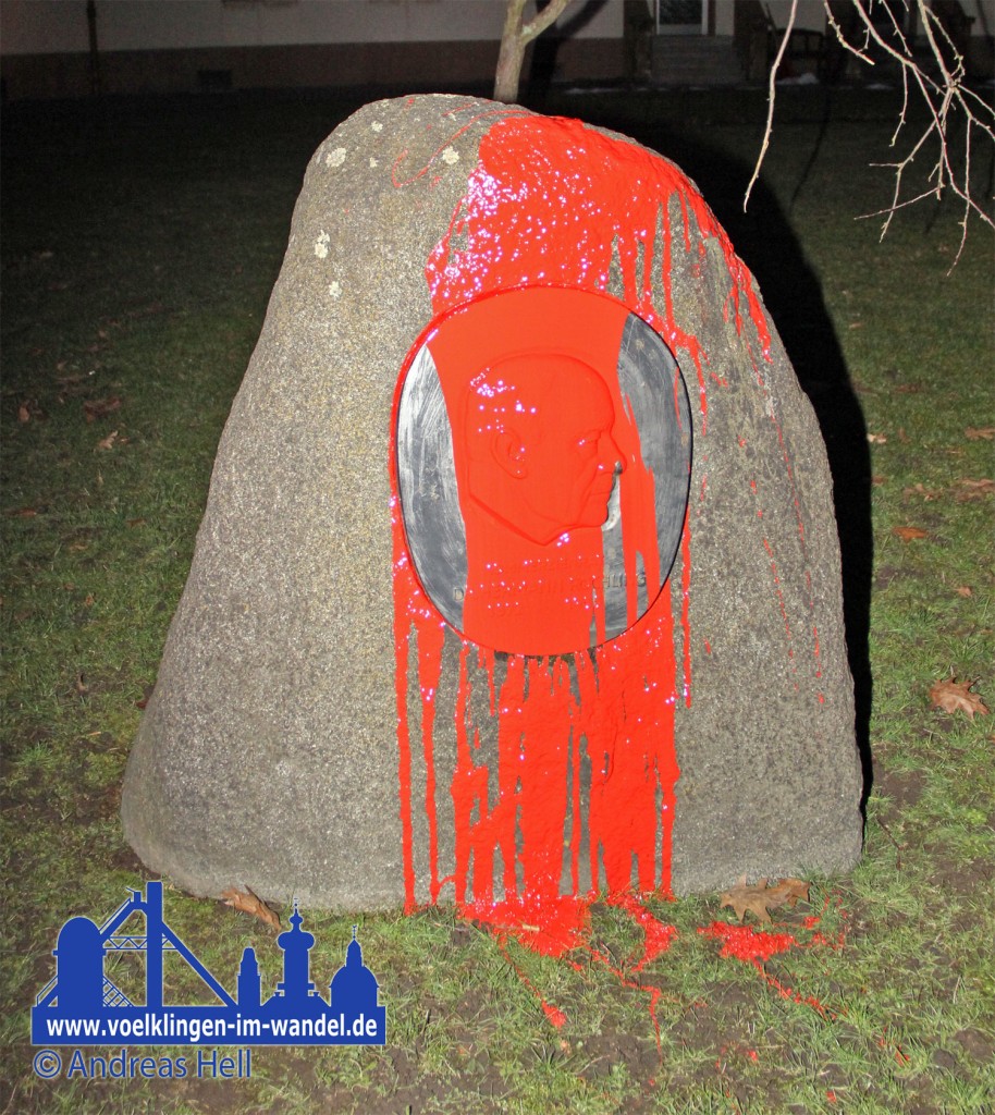 In der Nacht zum 17.02.2013 wird der Röchling-Stein mit roter Farbe beschmutzt - Anhänger des alten Stadtteilnamens werten dies als Anschlag.