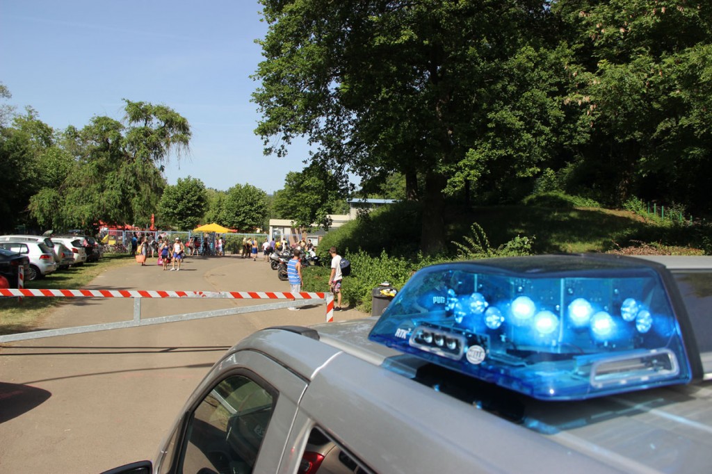 Kein Zutritt mehr: Die Polizei musste vorm Köllertalbad für Ordnung sorgen (Foto: A.Hell)