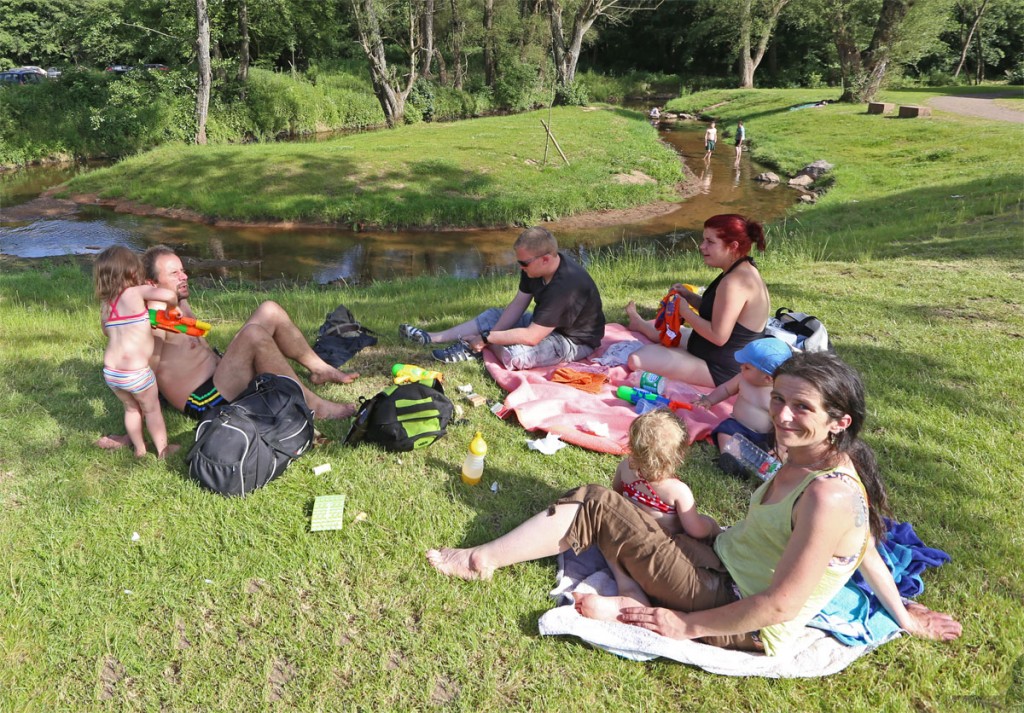 "Wenn wir nicht ins Köllertalbad können, dann wenigstens an den Köllerbach!", dachte sich Familie Paulus und genoss den Tag eben im Park. (Foto: A.Hell)