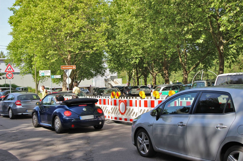 Auch die Zufahrt zum Parkplatz wurde gesperrt und von der Polizei kontrolliert - viele Besucher wurden schon hier zwangsläufig zu andern Schwimmbädern verwiesen (Foto: A.Hell)