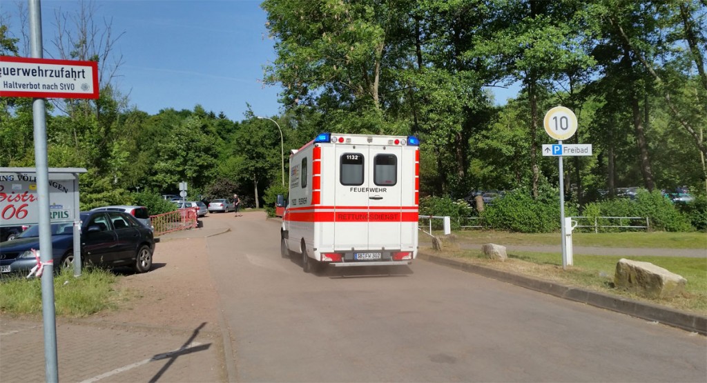 Selbst im Schwimmbad wurde es manchem wohl zu heiß, jedenfalls verwies die Polizei auf ein Kreislaufproblem. (Foto: A.Hell)