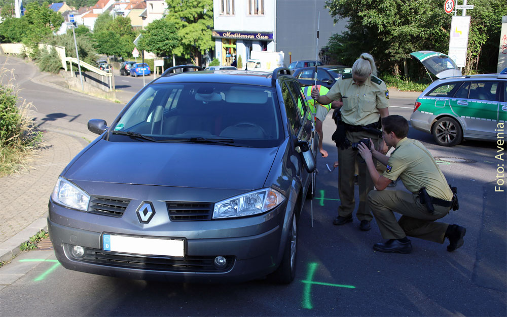 Die Polizei bei der Unfallaufnahme - Foto: Avenia