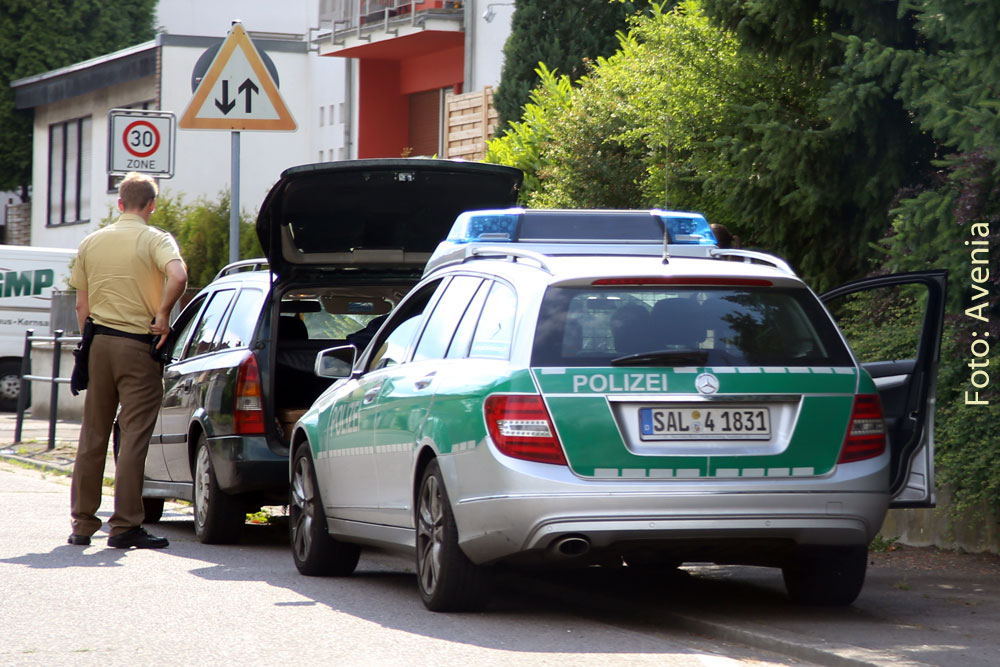 Die Polizei bei einer Verkehrskontrolle (Symbolfoto: Avenia)