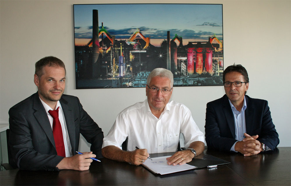 Bei der Unterschrift (Foto: Stadt VK)
