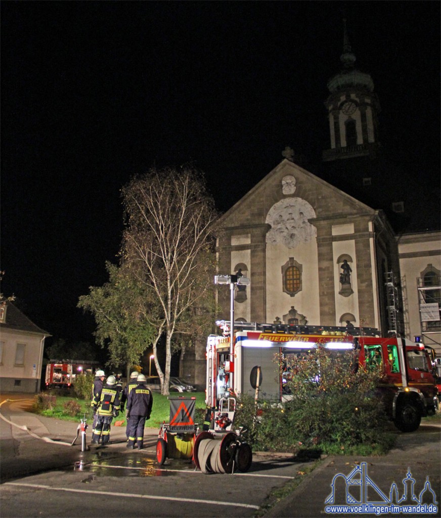 Die Freiwillige Feuerwehr Völklingen bei einer Übung an der Versöhnungskirche (Foto: Hell)