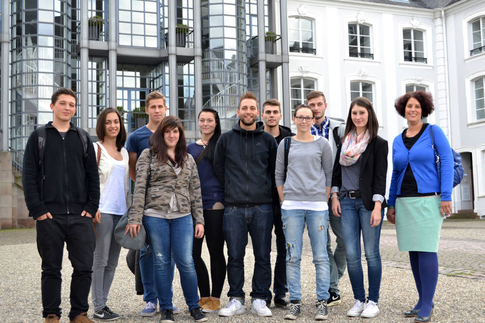 Bildunterschrift: 10 der 14 neuen Freiwilligendienstler mit der Jugendpflegerin Daniela Mücke (r.) vom Jugendamt des Regionalverbands vorm Saarbrücker Schloss. Bild: Regionalverband Saarbrücken / Lars Weber