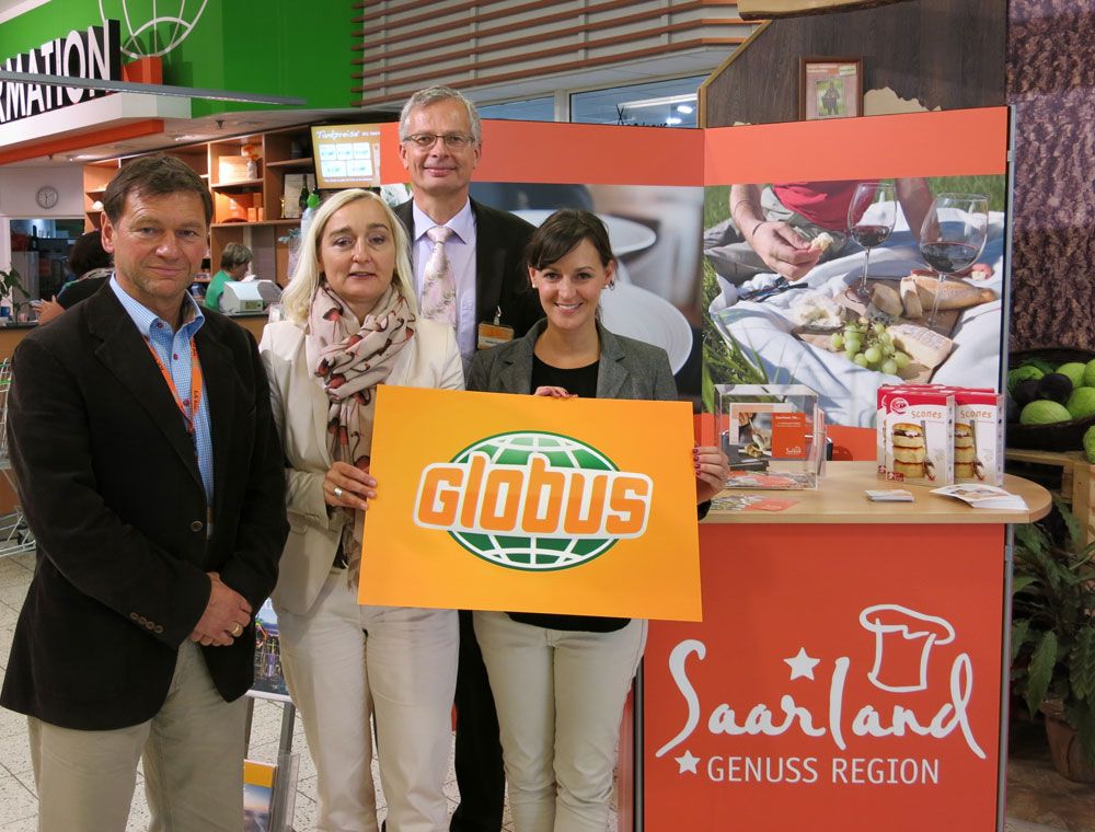 Bewusst regional! Aktionsstart für die Kooperation: Peter Appel, Werbeleiter Globus Saarbrücken, Birgit Grauvogel, Geschäftsführerin TZS, Norbert Scheller, Geschäftsleiter Globus Saarbrücken und Teresa Maria Thome, Projektleiterin Genuss Region Saarland TZS (v.l.n.r), Foto: Susanne Renk / TZS