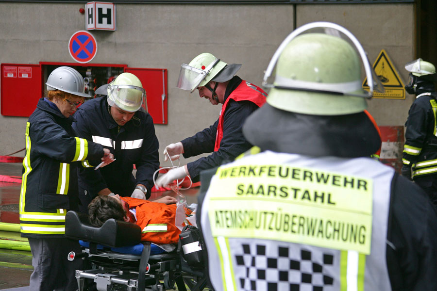Die aus der Sekundärmetallurgie gerettete Person wurde sofort dem werksärztlichen Dienst zur weiteren Versorgung übergeben. (Foto: Saarstahl AG)