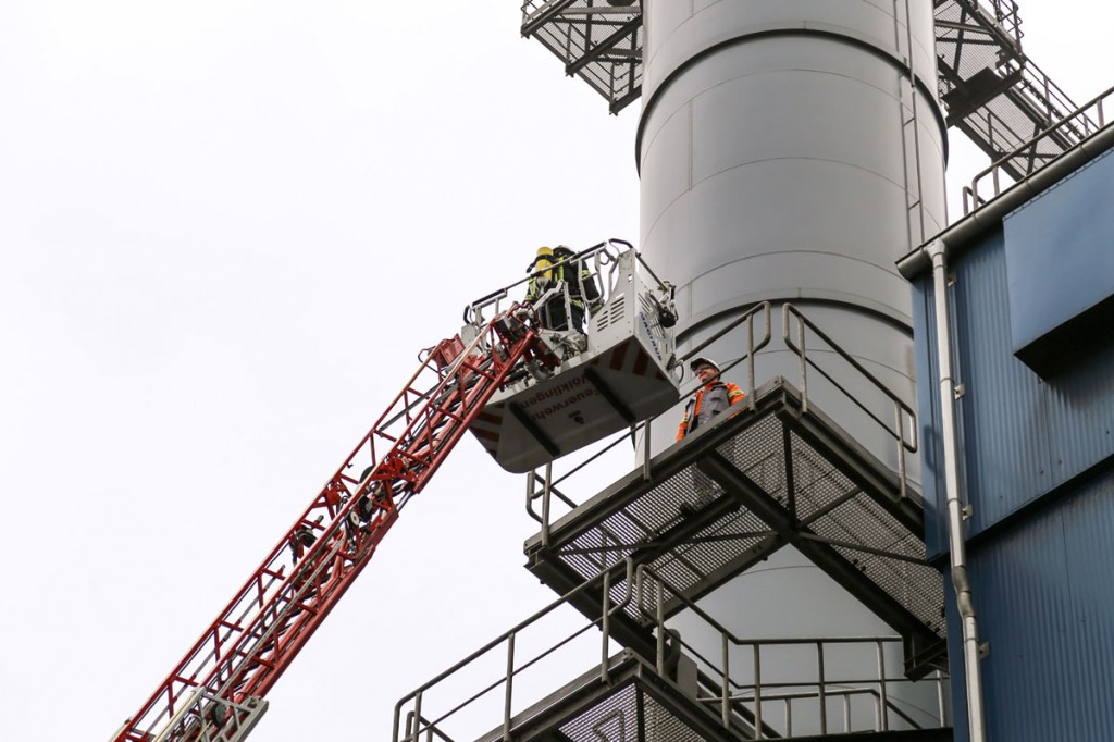 Aus 30 Meter Höhe wurde der Mitarbeiter mittels der Drehleiter sicher zu Boden gebracht. (Foto: Saarstahl AG)