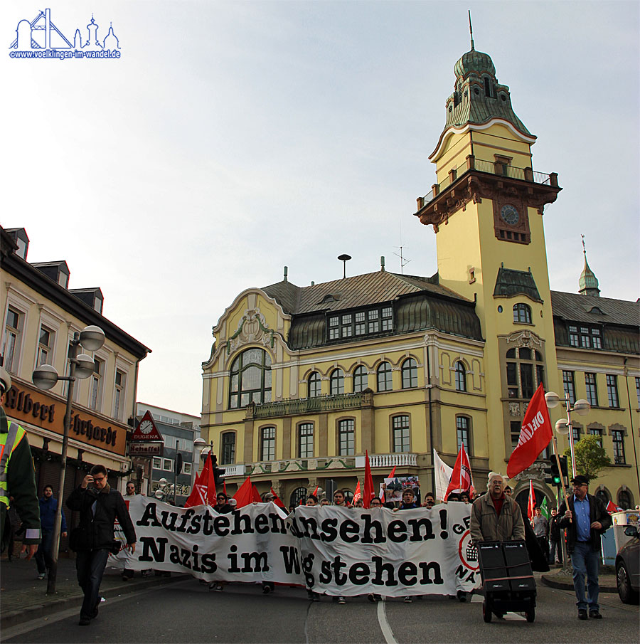 Die Gegendemonstration auf dem Weg zum Rathausplatz (Foto: Hell)