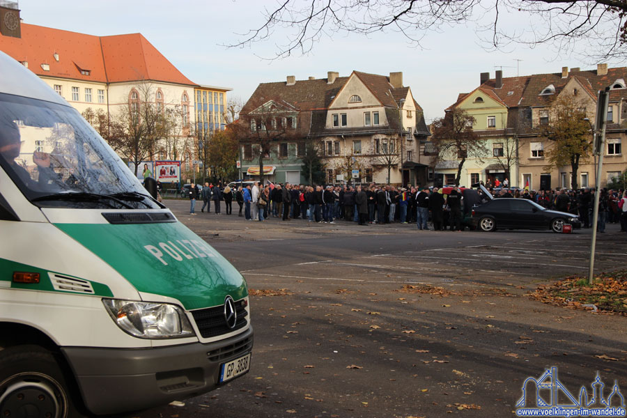 Die Mahnwache auf dem Hindenburgplatz hatte etwa 250 Teilnehmer