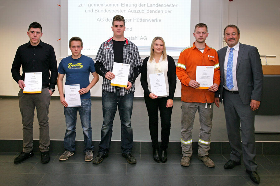 Vier Landesbeste und ein bundesbester Azubi für hervorragende Leistung geehrt: Im wahrsten Sinne des Wortes eine ausgezeichnete Leistung: (v.l.n.r.:) Tristan Sonnhalter (landesbester Verfahrensmechaniker Verfahrensmechaniker in der Hütten- und Halbzeugindustrie – Fachrichtung Eisen- und Stahlmetallurgie, Saarstahl / Saarschmiede), Michael Weisgerber (bundesbester Werkstoffprüfer, Dillinger Hütte), Sven Hauck, (landesbester Technischer Modellbauer – Fachrichtung Gießerei, Saarstahl / Stahlguss Saar), Lena Lion, landesbeste Industriekauffrau, Saarstahl) und Andreas Jung (landesbester Verfahrensmechaniker – Fachrichtung Stahlumformung, Saarstahl) freuen sich über die Glückwünsche von Arbeitsdirektor und Personalvorstand von Saarstahl und Dillinger Hütte Peter Schweda. (Foto: Saarstahl AG)
