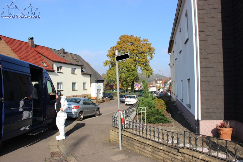 Der Tatort wurde bereits untersucht (Foto: Hell)