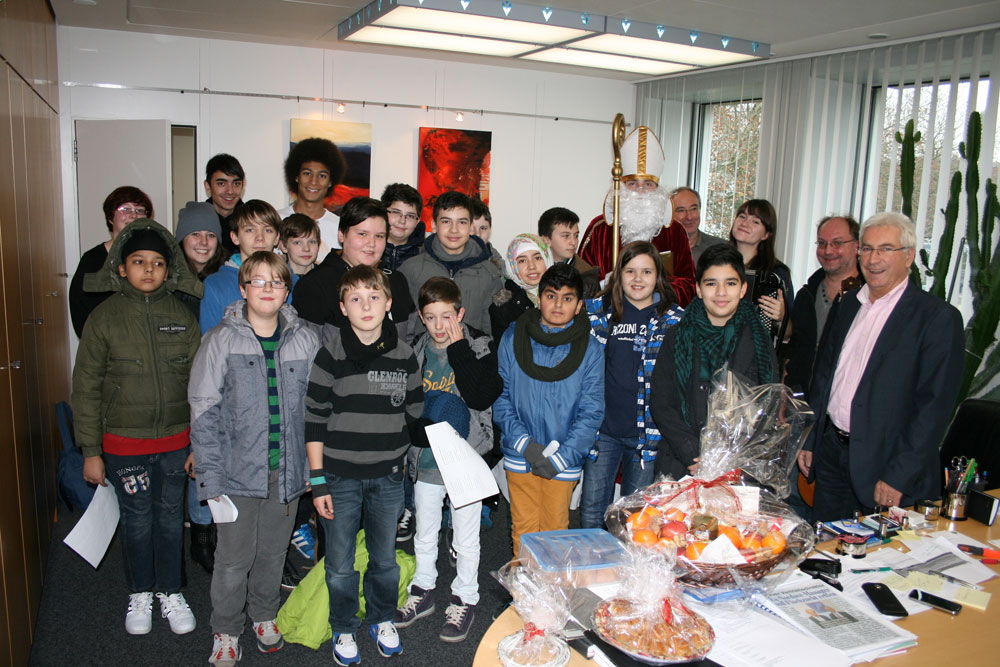 Weihnachtsbesuch bei Oberbürgermeister Klaus Lorig (rechts im Bild) im neuen Rathaus (Foto: Stadt)