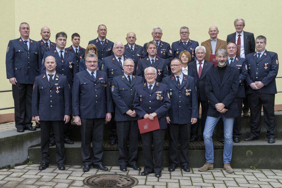 Die Jubilare versammelten sich mit dem Oberbürgermeister vorm Rathaus (Foto: Stadt)